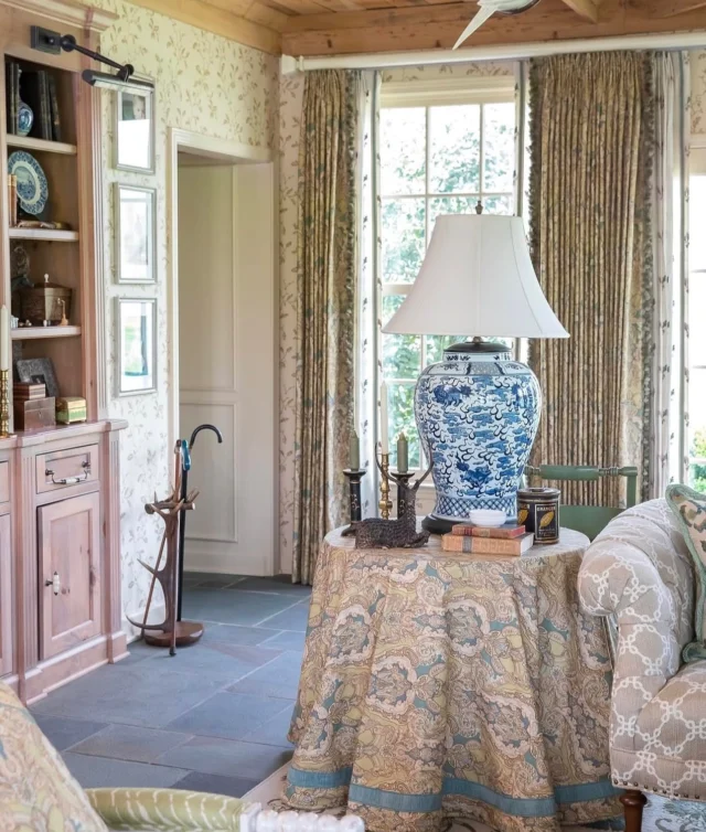 A moment for the skirted table 👏🏻👏🏻

Tap the image to see the incredibly talented interior designer and photographer. 

.
.
.

#classichome #skirtedtable #designinspiration #designinspo #homedecor #interiordesign #bedroomdecor #livingroomdecor #entrywaydesign #entrywaytable