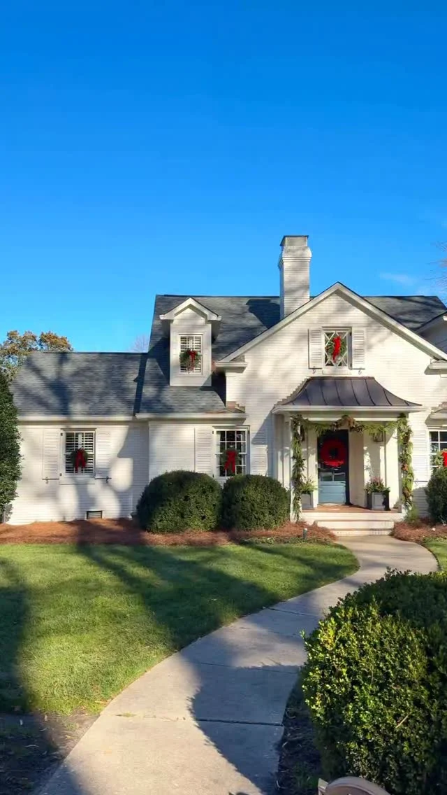 Everything sure does look extra magical with red bows, garland and sparkling lights ✨✨ I’ll miss the curbside charm around Charlotte especially come January when we’re all tied of the gray and cold days 

SAVE for inspiration next year 🎄✨ #christmaslights #southerncharm #curbappeal
