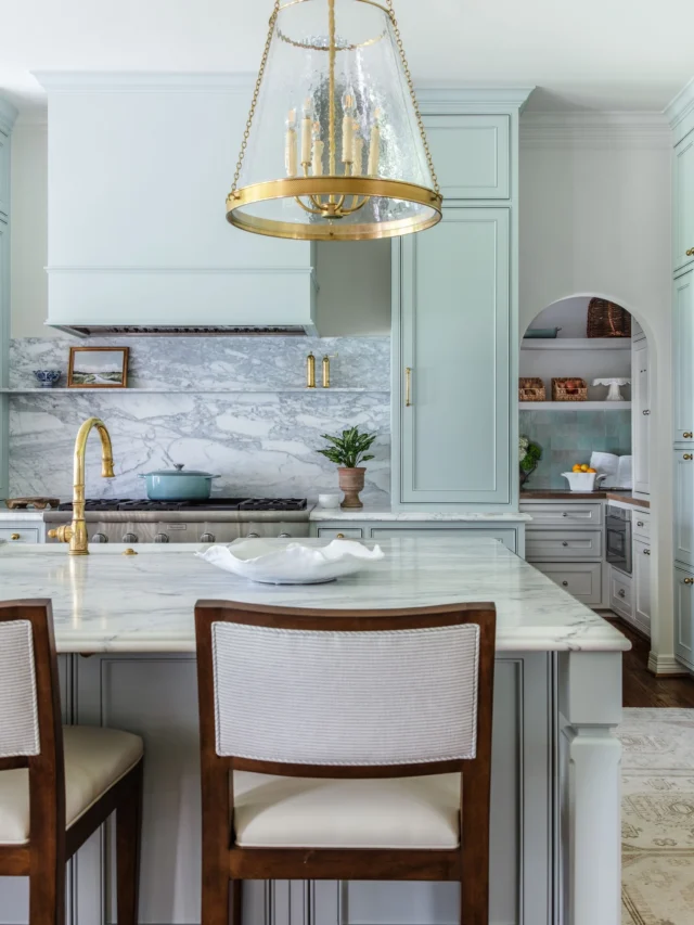 Sophisticated finishes, charming architecture and heirloom antiques ✨ @dogwoodproperdesigns design shines in this Houston, TX project

Images by @kerrykirkphoto 

Read more about Nashville, TN based @dogwoodproperdesigns and how you can shop their Nashville decor shop now on the Garden & Grace blog (link in profile).