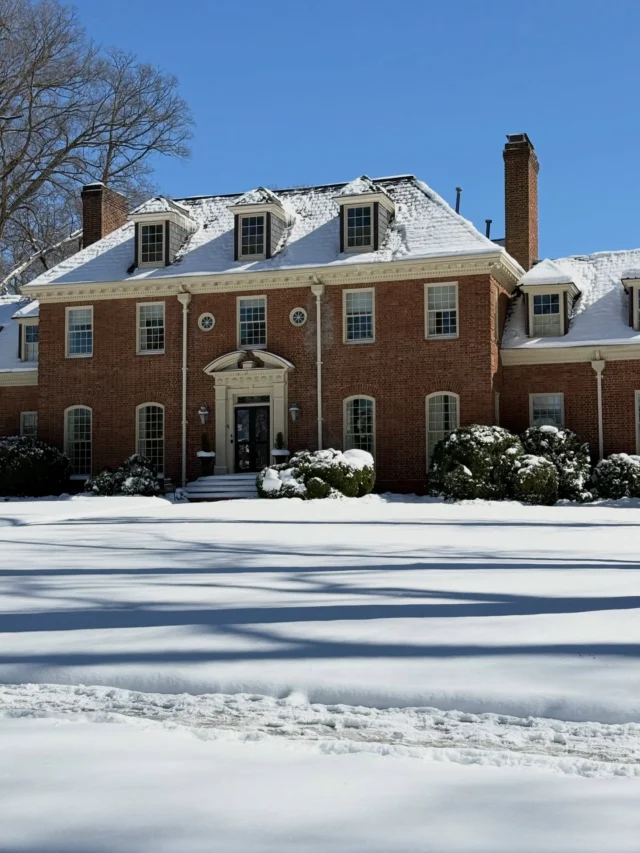 Snowy scenes from Charlotte 

#snowday #traditionalhomes #charlottehomes #classicarchitecture